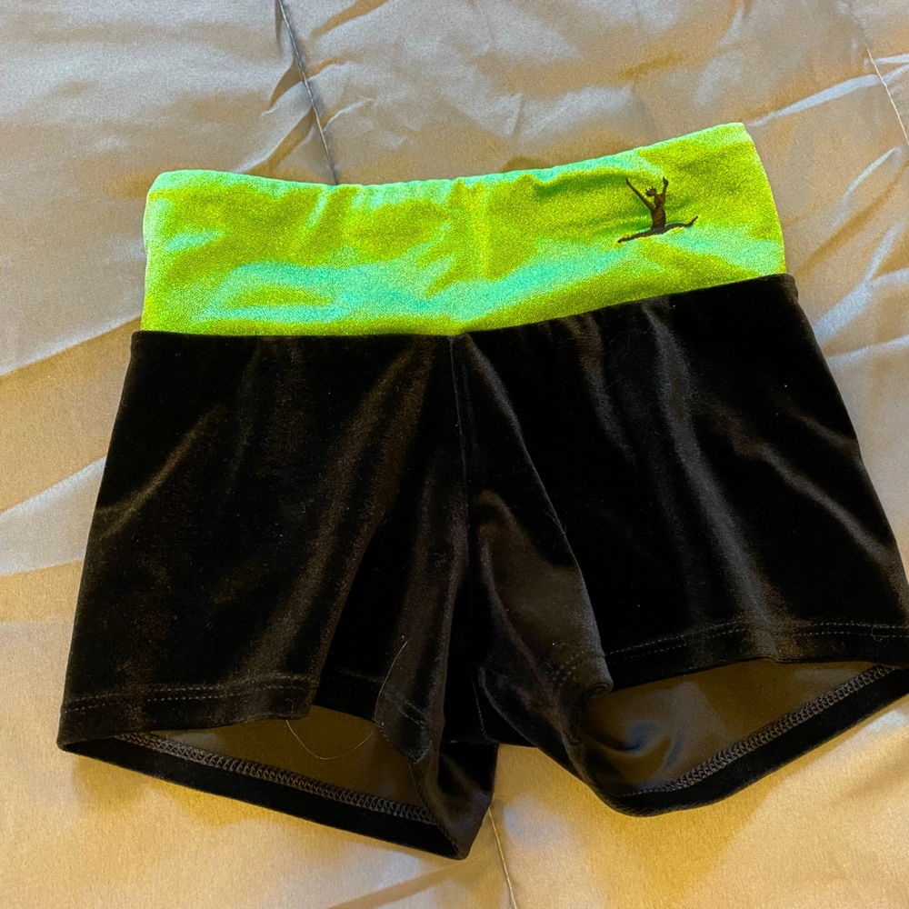 Dance works dance or gymnastics shorts.Child’s small. Would say around a size 7